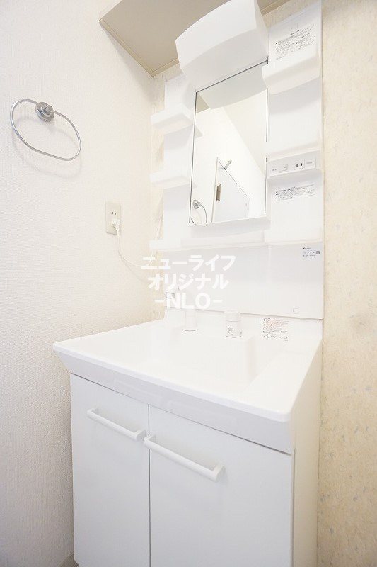 洗面設備　忙しい朝の支度が楽になるシャワー付き洗面台☆