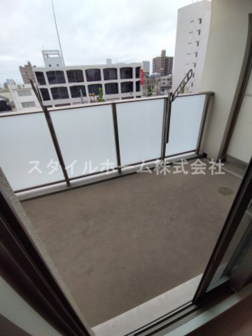 バルコニー　暖かな日差しのふりそそぐバルコニー