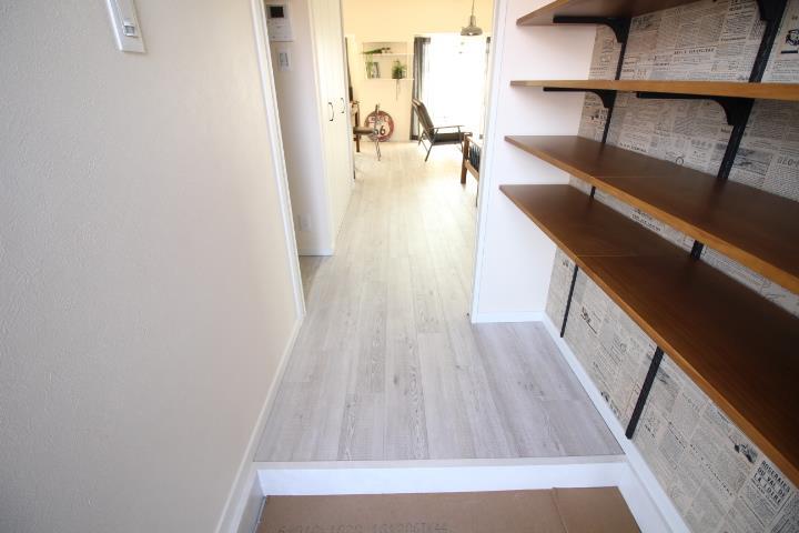 玄関　玄関わきの収納スペースございます！