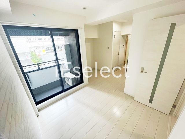 居室・リビング　7.2帖の洋室になります！白を基調としたお部屋です♪