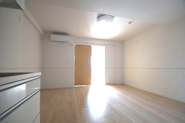 居室・リビング　落ち着いた色合いの床材を使用した居住空間です。