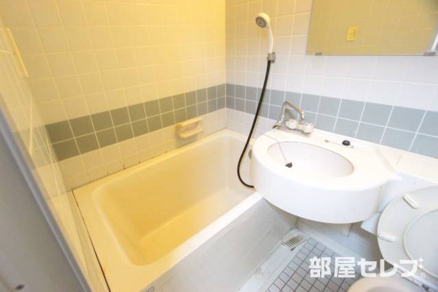 バス・シャワールーム　清潔感のあるお風呂です