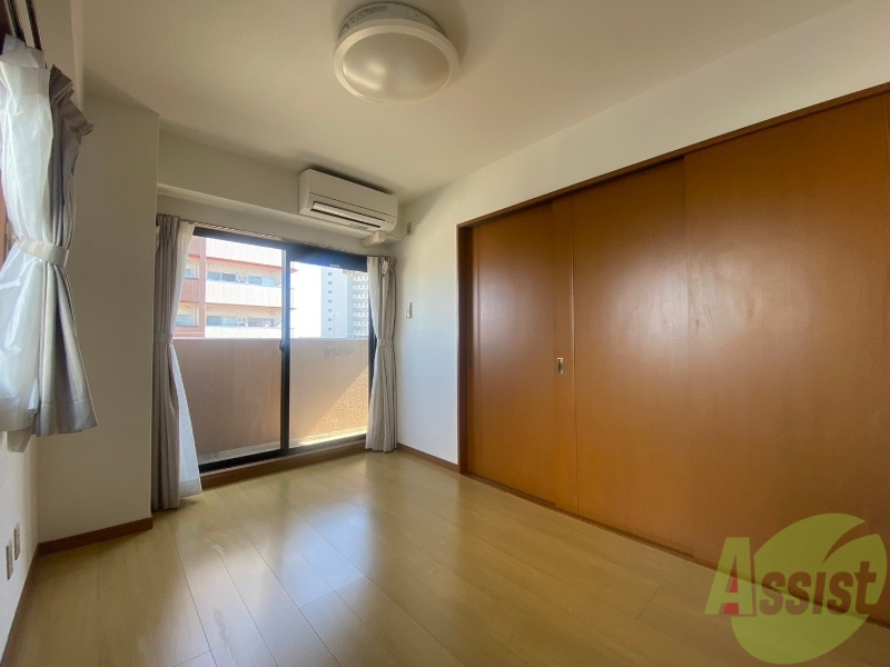 居室・リビング　こちらが生活のメインとなる５．７帖ある洋室です。