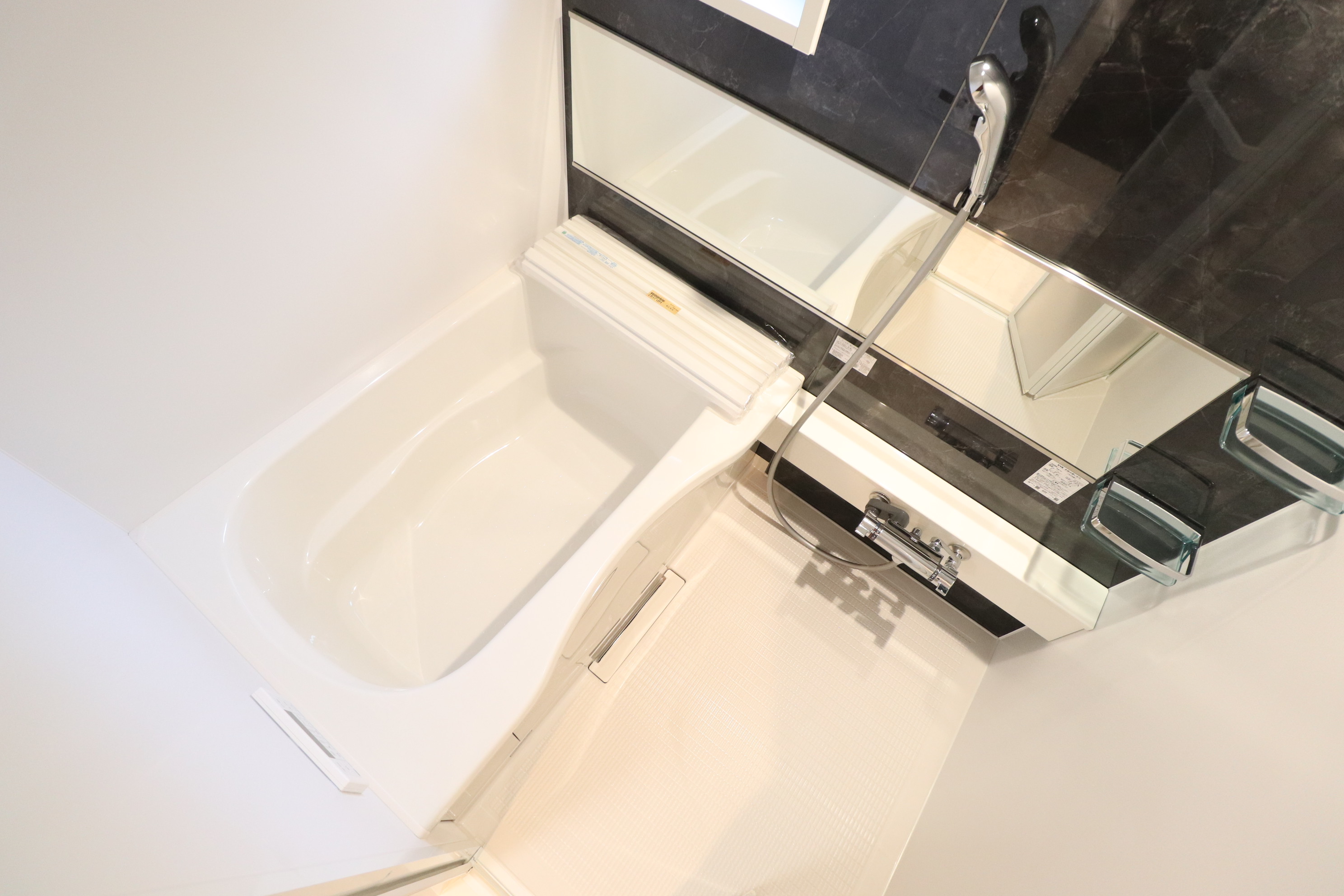 バス・シャワールーム　大きな鏡付きの広々バスルーム♪