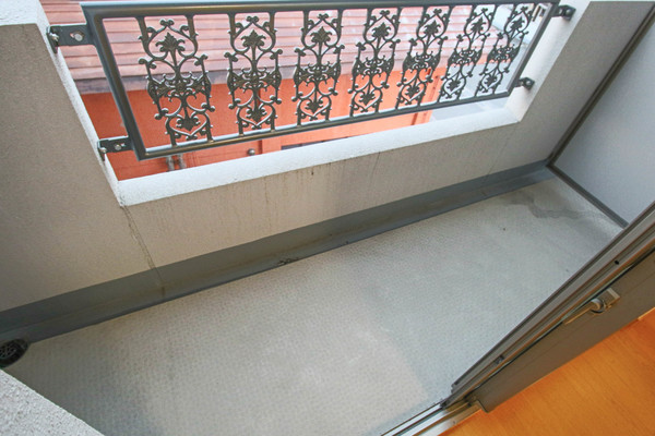 バルコニー　同じ建物の別のお部屋