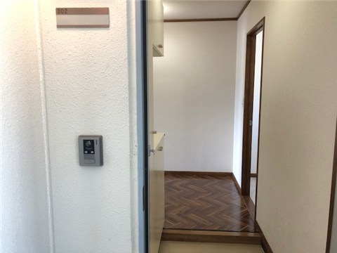 玄関　玄関より