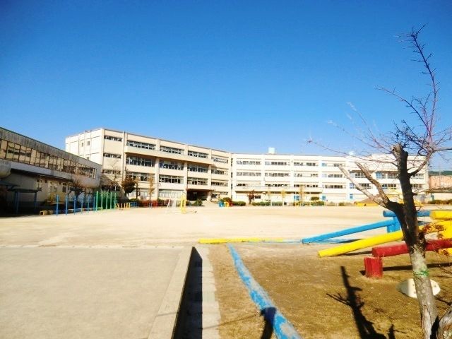 小学校　八ヶ崎小学校（小学校）まで540m