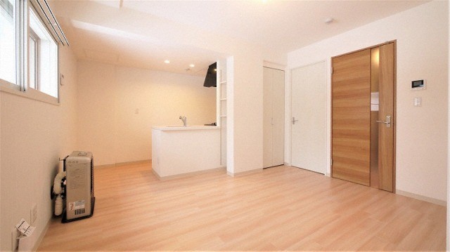 居室・リビング　温かみのある色合いのお部屋です♪