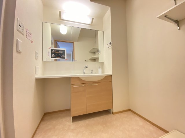 洗面設備　独立洗面台あり、毎朝おしゃれに忙しい女性の方におすすめです