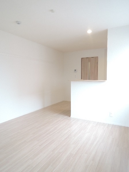 居室・リビング　優しい色合いの床材を使用した居住空間です。