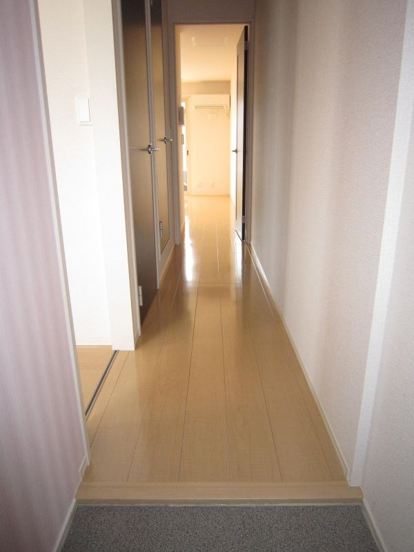 玄関　玄関から室内へ