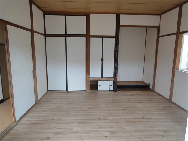 神田町貸家の居間写真