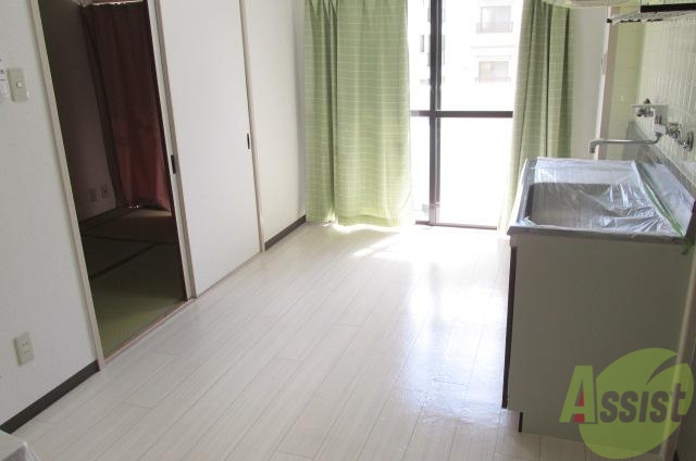居室・リビング　明るいお部屋ですのでゆっくりどうぞ。
