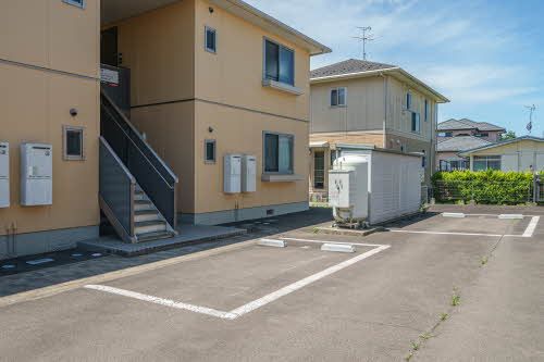 建物外観　駐車場