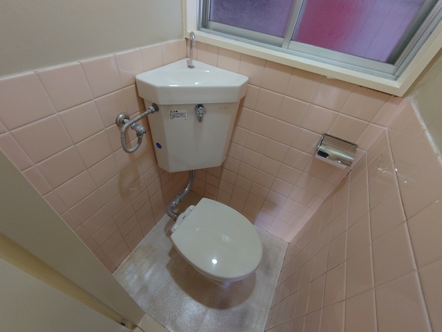 トイレ　窓があり換気のしやすいトイレです。