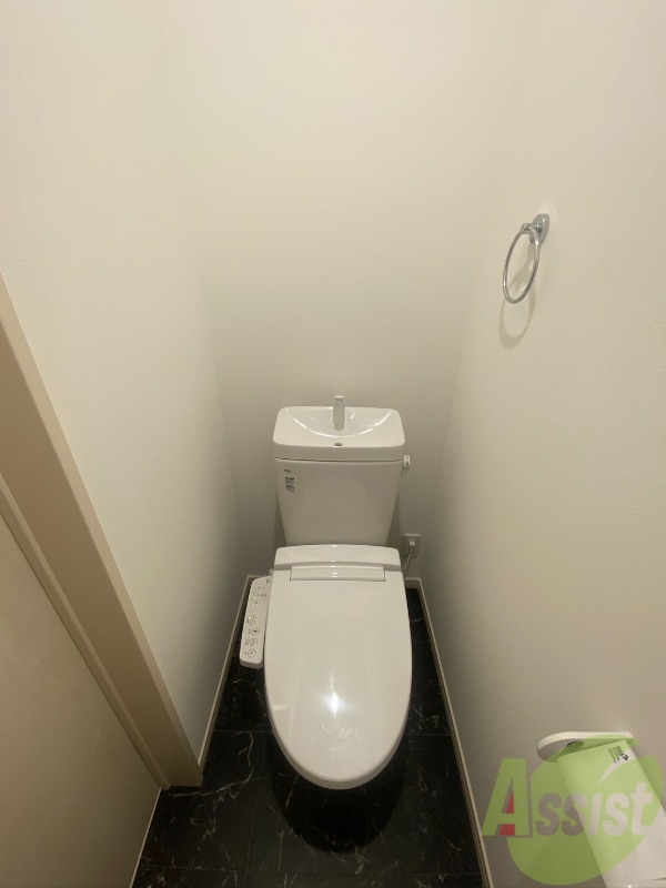 トイレ　トイレは温水洗浄便座付きで毎日快適に使えますね