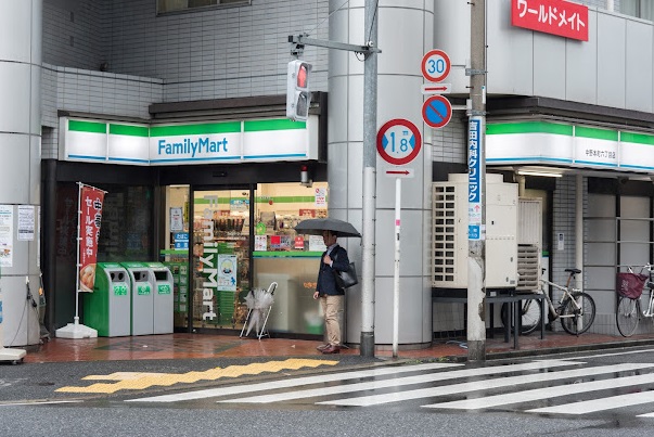 コンビニ　ファミリーマート 中野本町六丁目店（コンビニ）まで434m