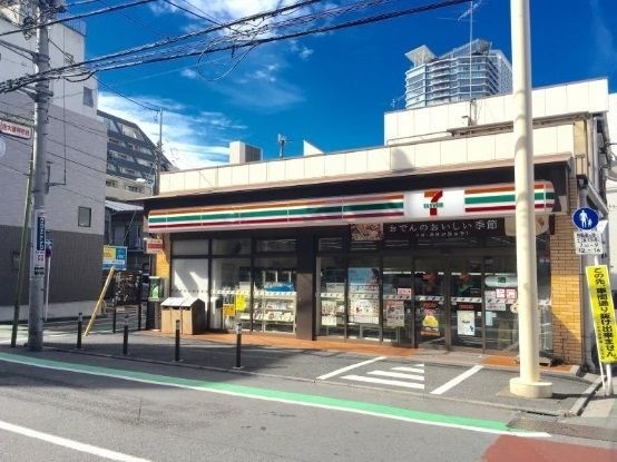 コンビニ　セブンイレブン新宿6丁目店（コンビニ）まで208m