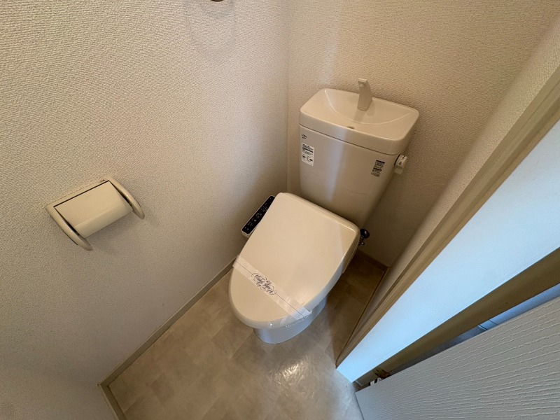 トイレ　こちらはトイレです。清潔感があり、安心して使用できます。