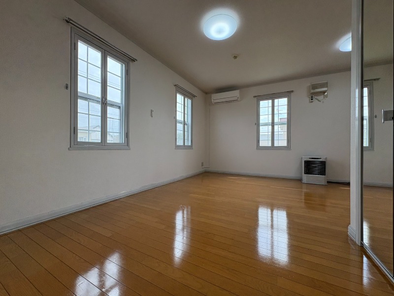 居室・リビング　広くてキレイなお部屋が広がっていて、充実した生活が送れそう。
