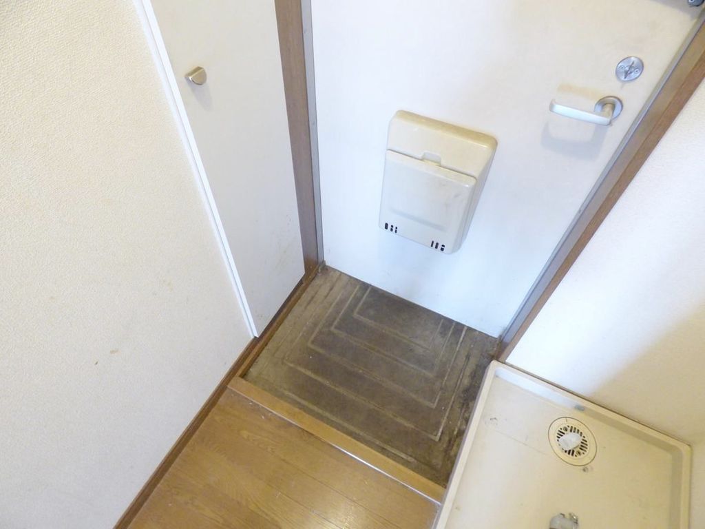 玄関　リフォーム前のお写真です。
