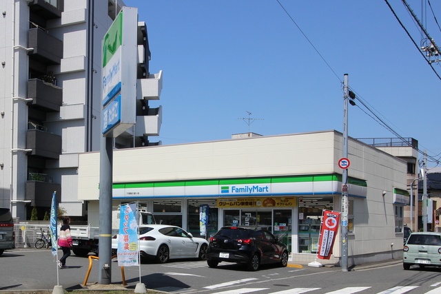 コンビニ　ファミリーマート下馬駒沢通り店（コンビニ）まで290m