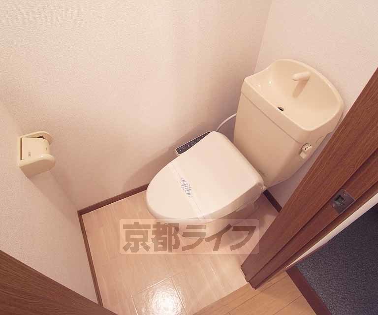 トイレ　温水洗浄便座付きのトイレです。