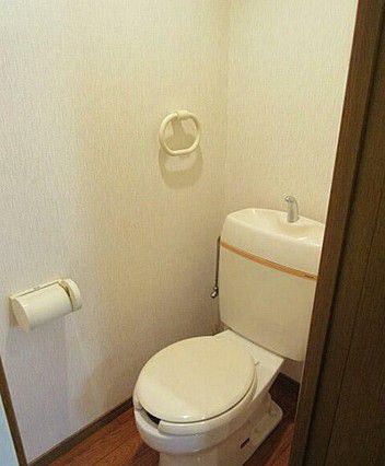 トイレ　※反転タイプのお部屋の写真を使用しています。
