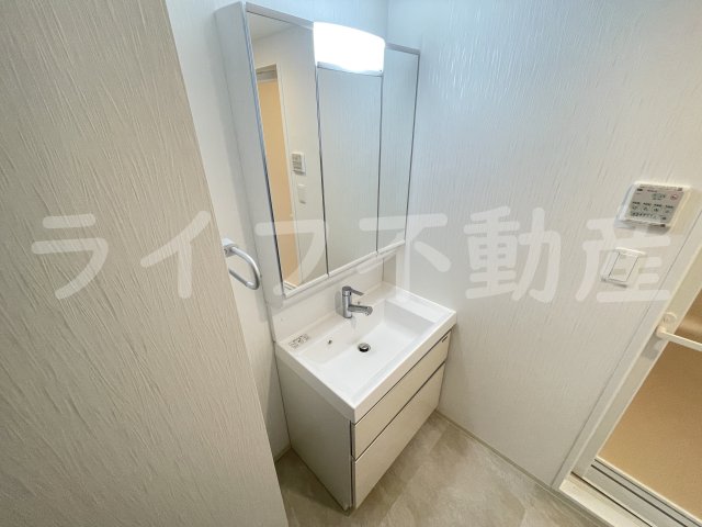 洗面設備　独立洗面台あり、毎朝おしゃれに忙しい女性の方におすすめです