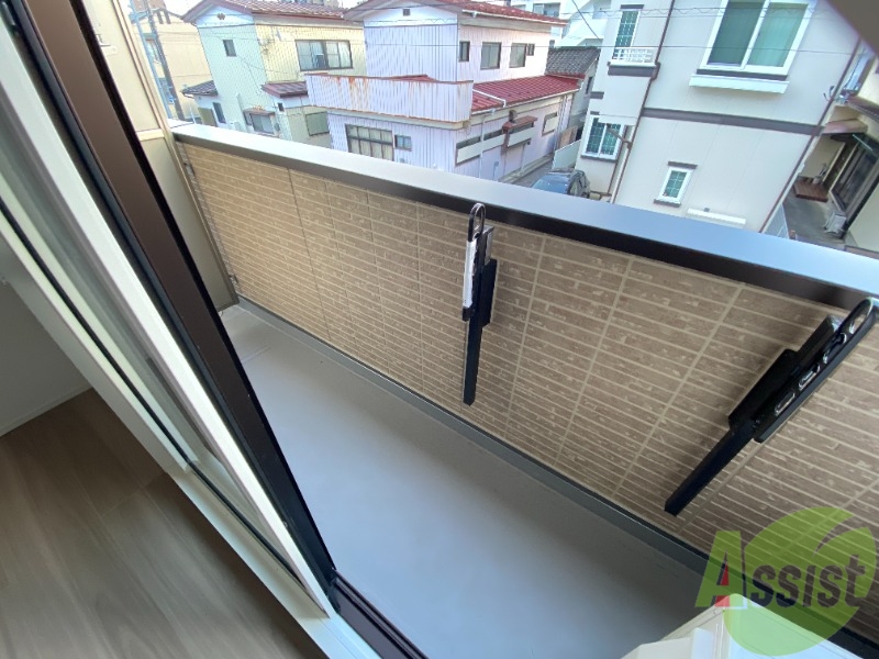 バルコニー　バルコニーは南向きです。暖かい日差しが望めそうですね。
