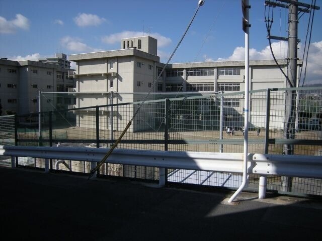 中学校　箕面市立第五中学校（中学校）まで299m