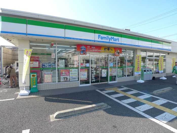 コンビニ　ファミリーマート（コンビニ）まで400m