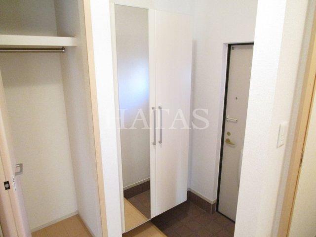 玄関　同物件別部屋です
