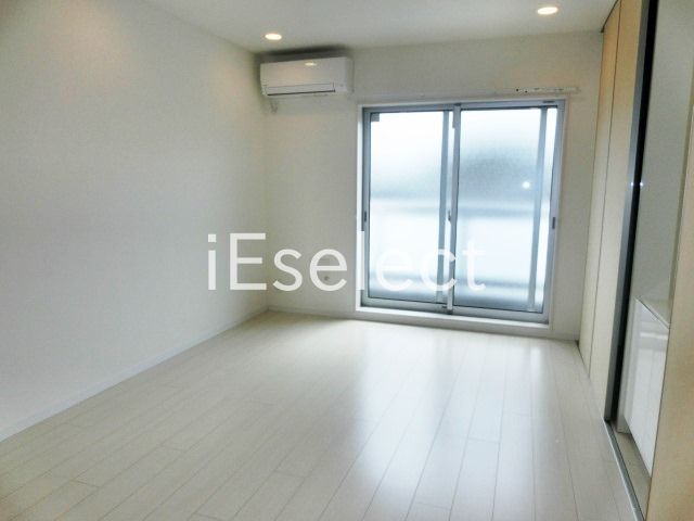 居室・リビング　ダウンライト付の白を基調とした明るいお部屋です。