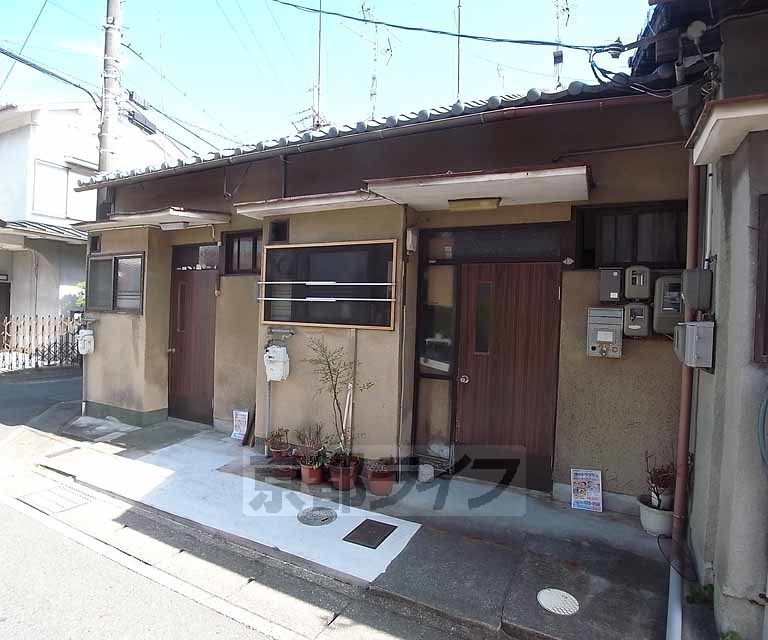 山田中島町貸家の建物外観