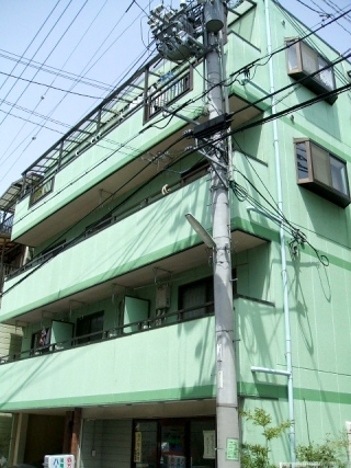 神戸市中央区東川崎町のマンションの建物外観