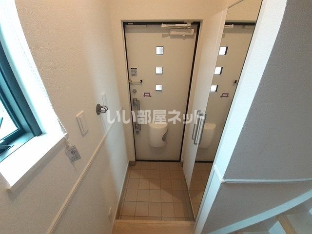 【名古屋市北区西味鋺のアパートの玄関】