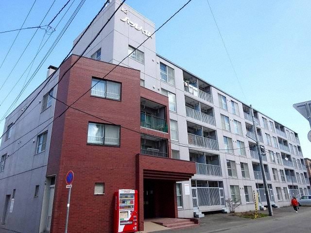 北海道札幌市豊平区平岸六条１３（マンション）の賃貸物件の外観