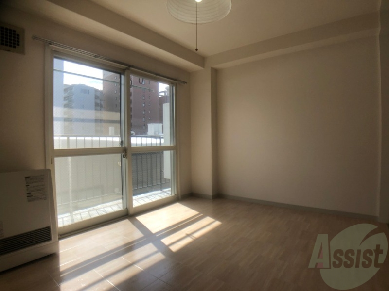 その他部屋・スペース　洋室にも南向きの窓があり日中は電気を付けなくても明るいですよ