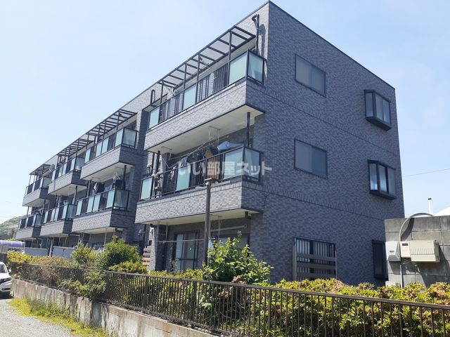 平塚市黒部丘のマンションの建物外観