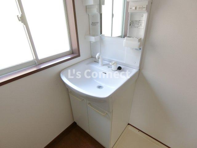 洗面設備　朝の支度もスムーズな独立洗面台。