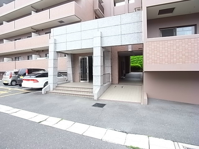 【エーデル雲雀丘・三番館の駐車場】