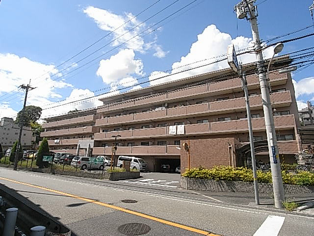 【エーデル雲雀丘・三番館の建物外観】