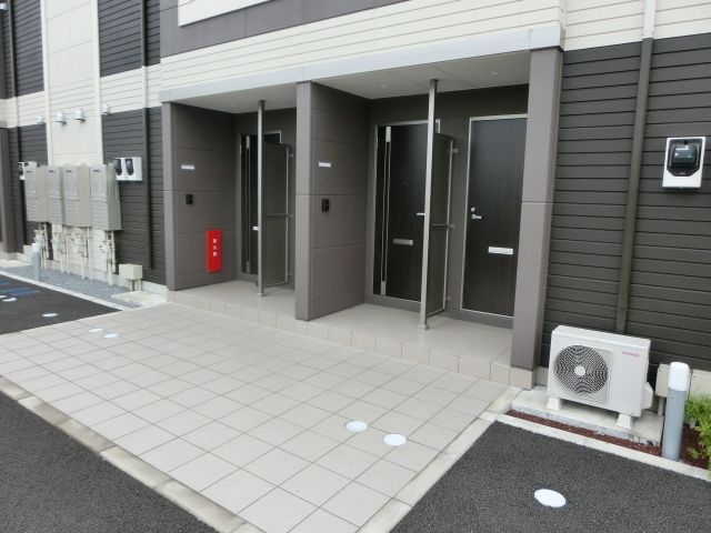 【千葉市緑区大膳野町のアパートのエントランス】