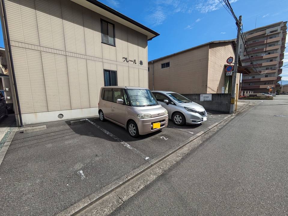 【松山市立花のアパートの駐車場】