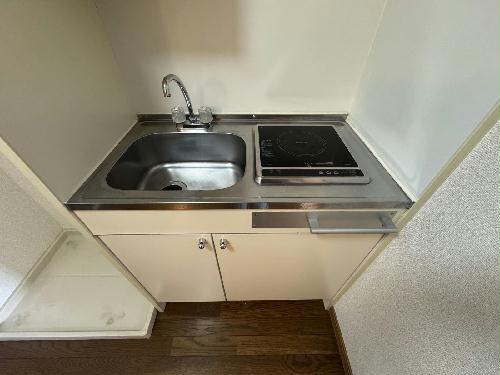 キッチン　現状優先。設置は現地と異なる可能性があります。