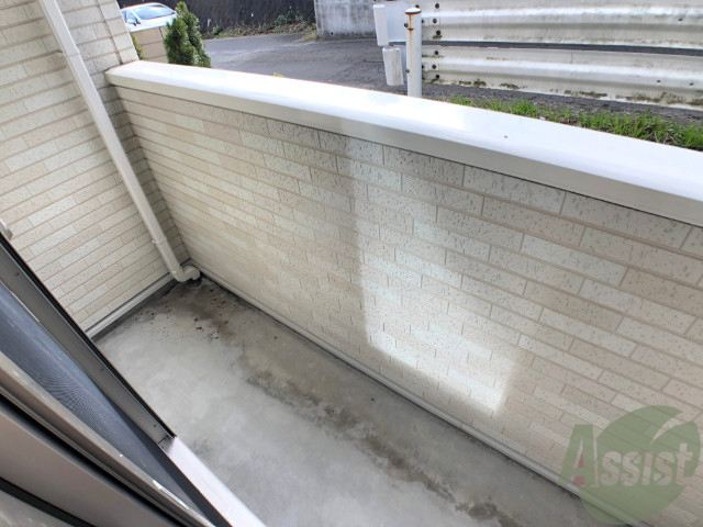 バルコニー　ベランダはよく日が当たり気持ちの良い空間です。