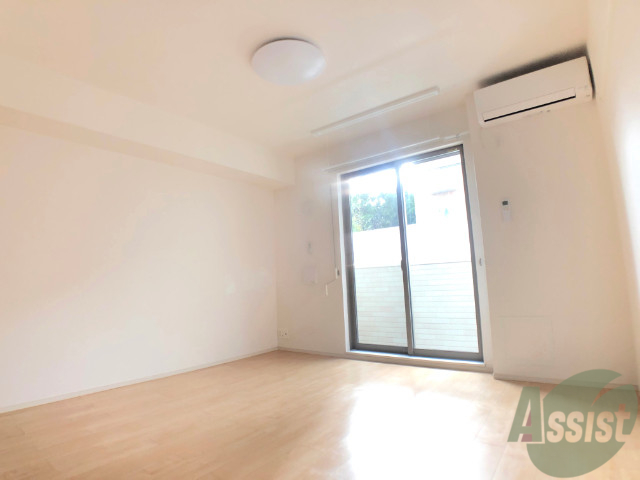 居室・リビング　広くきれいなリビングは明るい光も良く差します。