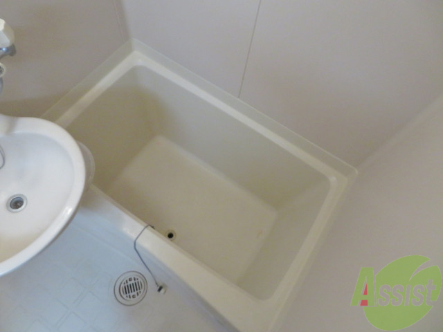 バス・シャワールーム　バスルームは狭すぎず、シャワーも浴びやすそうです。