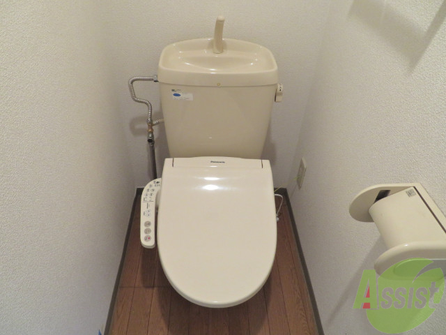 トイレ　ウォシュレット機能がついたトイレです。安心して使用できますね